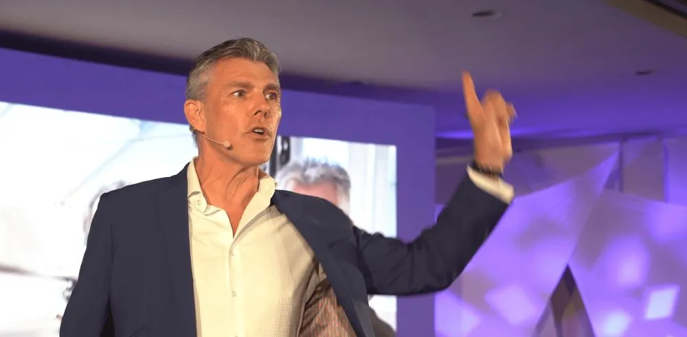 Laurent Tylski, intervenant en costume, présentant des méthodes de coaching pour comité de direction CODIR lors d'une conférence professionnelle